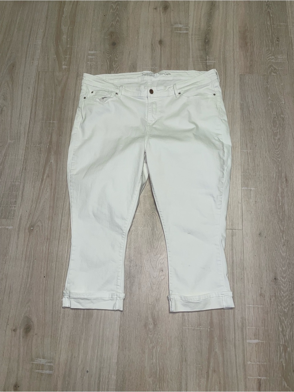 Levi’s White Jeans Capris Rolled hem 5 pocket 20